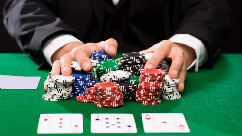 Mỗi ván Poker online sẽ phải trả qua nhiều vòng cược khác nhau