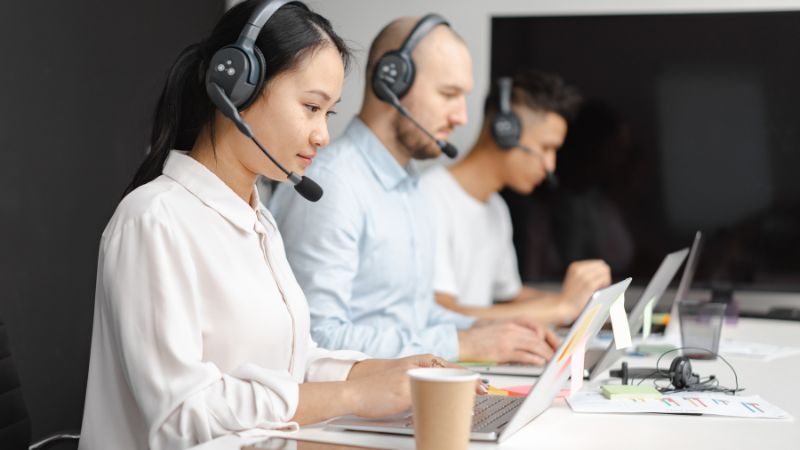 Liên hệ qua số hotline rất phổ biến trên thị trường